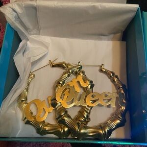 Elegant  💋💋💋SOLD 💋💋💋Gold 'Queen' Hoop Earrings